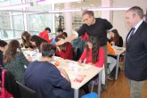 Pedro Cano enseña a los escolares de Mazarrón a pintar en acuarela