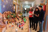 El colegio Alcolea Lacal de Archena expone, un año más, su original Belén elaborado con objetos de vidrio