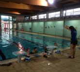 Más de 400 personas ya disfrutan de los cursos de natación ofertados por Deportes en la piscina climatizada