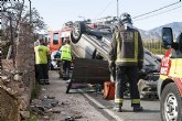 Efectivos de Emergencias asisten a tres heridos en un accidente en el que volcó un vehículo en la carretera de La Santa