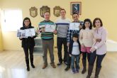 El Concejal de Festejos entrega los premios a los cinco ganadores del I Concurso de Adornos e Iluminación Navideña en Fachadas