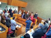 El Pleno del Ayuntamiento de Lorca guarda un minuto de silencio en memoria de Adolfo Suárez