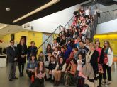 Un grupo de estudiantes europeos participa en un programa de intercambio escolar con el colegio 