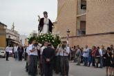 Los alumnos del San Pedro Apóstol trasladan en procesión la imagen de San Juan Evangelista