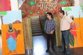 El Concejal de Educación visita las exposiciones sobre África que han realizado los alumnos del Colegio Fuensanta