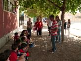 Escolares de El Mirador se acercan a la discapacidad experimentando las dificultades diarias de las personas que las padecen