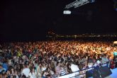 Miles de personas celebran la Noche de San Juan a pie de playa en Águilas
