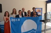 La primera de las 33 banderas azules de la Región fue izada hoy en la playa Colón de Santiago de la Ribera
