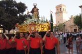 Cientos de personas acompañan al patrón de Totana, Santiago Apóstol, por la calles en procesión