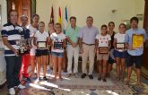 El equipo alevín femenino del Club de Tenis Águilas es recibido por el alcalde tras ganar el Campeonato de España