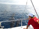 Una veintena de jóvenes disfruta de un avistamiento de cetáceos en la Bahía de Mazarrón