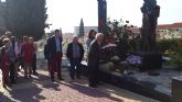 Los socialistas alhameños depositaron un ramo de rosas en la fosa común del cementerio