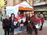El Ayuntamiento participa en la venta benéfica anual de flores de Pascua de la asociación Alzheimer Lorca