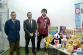 Los estudiantes de la UPCT donan un centenar de juguetes