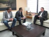El consejero de Fomento se reúne con el alcalde de Ulea