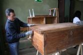 Cáritas Cehegín apoya la inserción laboral de personas en situación desfavorecida a través de un taller de restauración de muebles