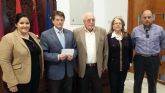 El Alcalde recibe una ayuda solidaria de 7.432 euros por parte del pintor lorquino Francisco Salinas