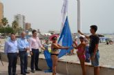 Varios bañistas participaron junto al consejero de Turismo, el alcalde y el edil de Turismo en la izada de las banderas azul y 