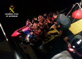 La Guardia Civil intercepta una patera con 13 inmigrantes que pretendían llegar a la costa de la Región