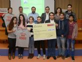 Los estudiantes de Informática recaudan dinero para Cáritas con venta de camisetas solidarias
