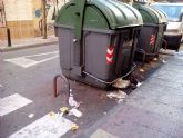 El PSOE denuncia que hay calles de El Carmen por las que no pasa el servicio de limpieza desde hace días