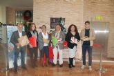 El alcalde y los concejales entregan sus regalos para las V Navidades Solidarias