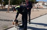 La Policía Local controla que las mascotas lleven el microchip en una campaña pública de concienciación