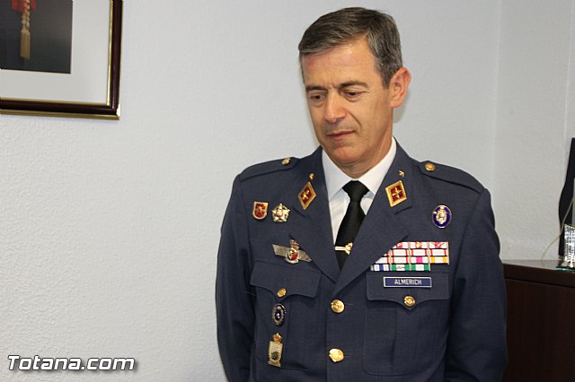 El Comandante del Cuerpo General del Ejrcito del Aire Juan Carlos Giz toma posesin de la Jefatura del Escuadrn del EVA 13 - 32