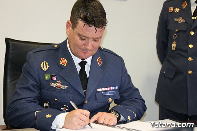 El Comandante del Cuerpo General del Ejrcito del Aire Juan Carlos Giz toma posesin de la Jefatura del Escuadrn del EVA 13 - 35