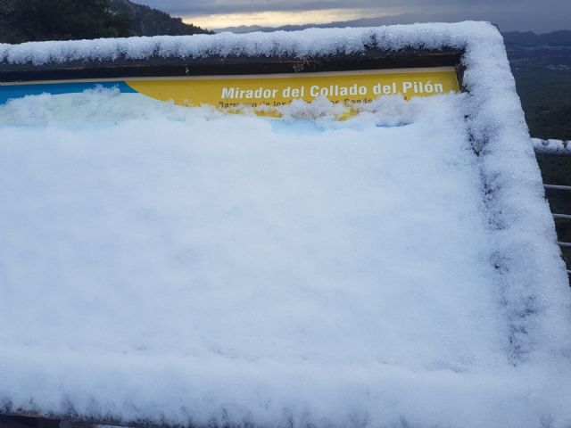 Se corta al trfico el acceso al Collado Bermejo desde Las Alqueras, en Sierra Espuña, debido a las placas de hielo en la carretera - 4