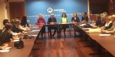 La diputada nacional del PP, Isabel Borrego, traslada a distintas asociaciones de la región el gasto social que contemplan los PGE