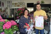 Los comercios de San Pedro del Pinatar reparten más de 3.000 rosas por el Día de la Madre