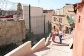El Ayuntamiento de Lorca ejecuta trabajos de mejora en la pavimentación, el vallado y la accesibilidad de la calle Gregorio García del barrio de San Cristóbal