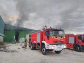 Bomberos apagan el incendio declarado en una nave abandonada en Yecla