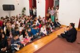 El alcalde comparte experiencias y confidencias con los pequeños del colegio San Isidoro y Santa Florentina