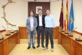 El Ayuntamiento de Alhama recibe a dos nuevos funcionarios, que proceden del Ayuntamiento de Totana