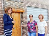 La Alcaldesa entrega las llaves de otras dos viviendas de promoción social a las mismas familias con necesidades
