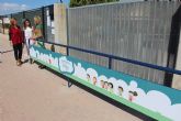 El Ayuntamiento instala barreras con mensajes de seguridad vial en las puertas de los colegios
