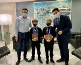 El alcalde recibe a dos pequeños gimnastas locales tras conseguir tres medallas en el Nacional de Trampolín