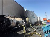 Bomberos trabajan en el incendio en una nave industrial junto al polígono de Totana