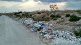 Cambiemos Murcia denuncia la constante presencia de escombros en la orilla del canal del Reguerón