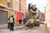 Comienzan las obras de plataforma única en la calle Parricas y renovación de redes de agua y saneamiento en la avenida España