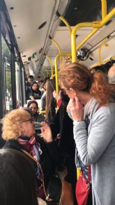 Denuncian que el hacinamiento del autobús de la Línea 31 provoca en Puente Tocinos provoca casos de ansiedad y desmayo entre los usuarios