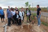 Asociaciones, clubes y particulares participan en una plantación de árboles por el Día del Medio Ambiente
