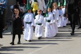 Los escolares del San Pedro Apóstol trasladan en procesión la imagen de San Juan Evangelista
