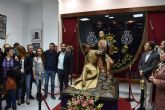 El Alcalde entrega al Paso Morado la imagen de la Santísima Virgen de la Piedad tras completar el proceso de restauración realizado por parte del taller municipal de conservación