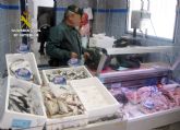 La Guardia Civil decomisa cerca de una tonelada de pescado en mal estado en una pescadería de Lorca