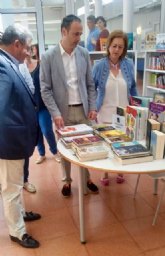 Cultura entrega medio millar de libros a la Biblioteca de Los Alcázares para paliar las pérdidas sufridas en las inundaciones