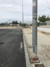 El PSOE da por terminada la adecuación del aparcamiento del colegio de Campillo sin dotarlo de evacuación de pluviales y poniendo farolas viejas