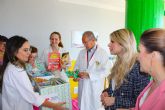 La Biblioteca Cura sana culito de rana del hospital de Lorca recibe casi 40 libros infantiles